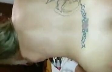 Loira safada empinando o rabo e levando rola no cuzinho até gemer