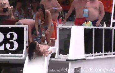 Suruba intensa com mulheres fogosas gemendo alto até explodir